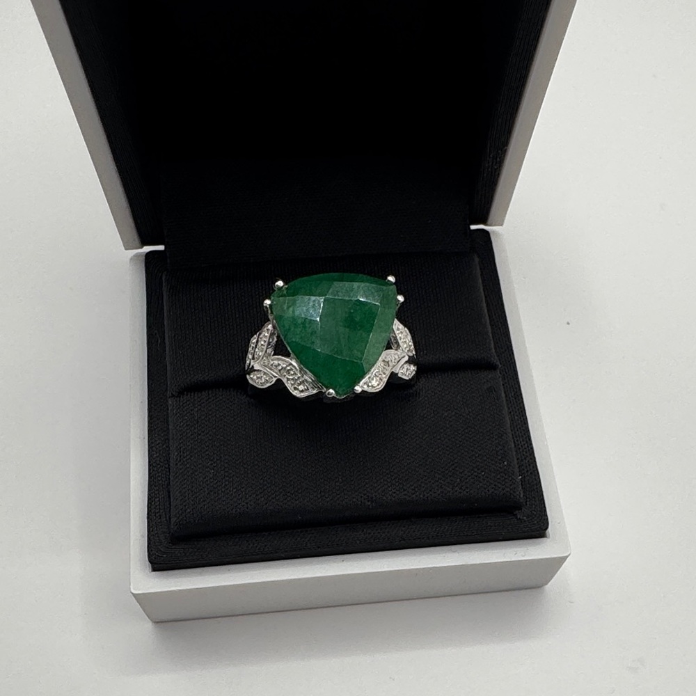 925 Silver Emerald ring with White topaz accent stones. Ring Size 7 - Picture 9 of 10